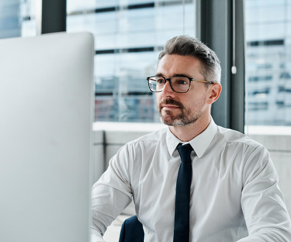 Eine Person, die in einen Monitor schaut und arbeitet