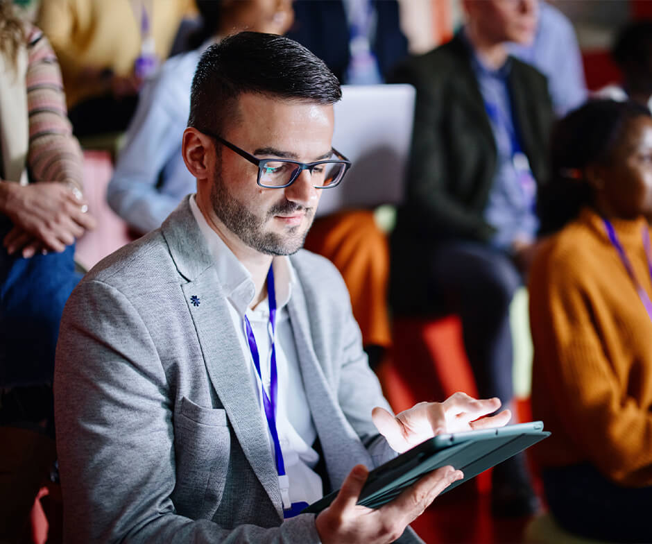 Person, die auf ein iPad schaut und mit ihm arbeitet