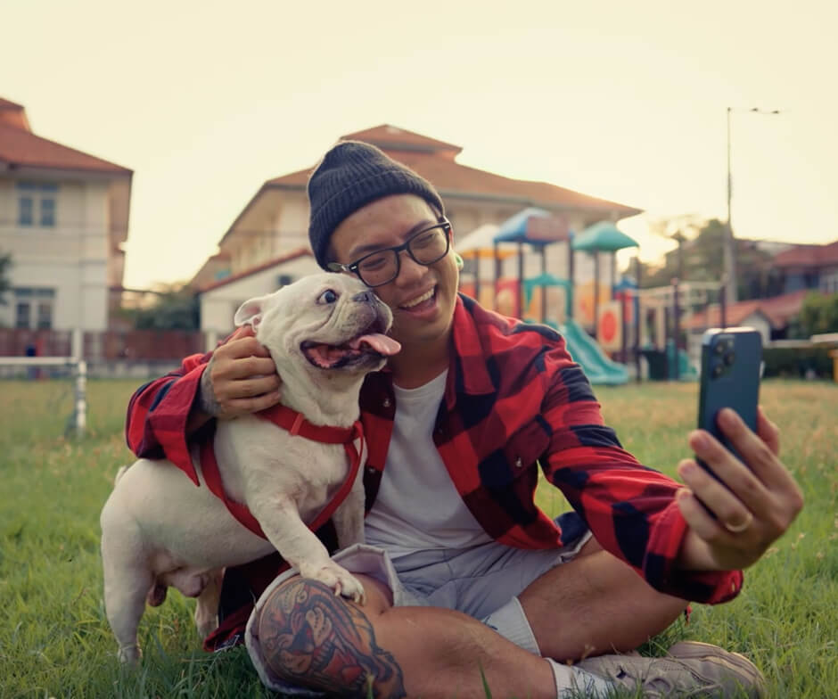 Person, die mit Hund ein Selfie macht