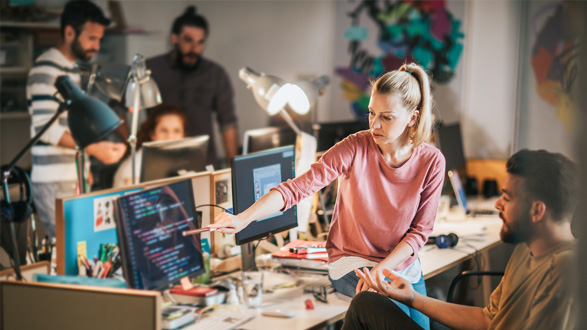 profesionales trabajando en espacios de trabajo compartidos