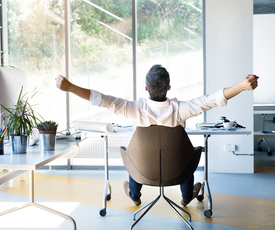 homme qui bâille dans un bureau