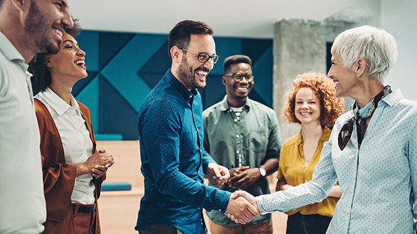 professionnels qui se serrent la main en souriant