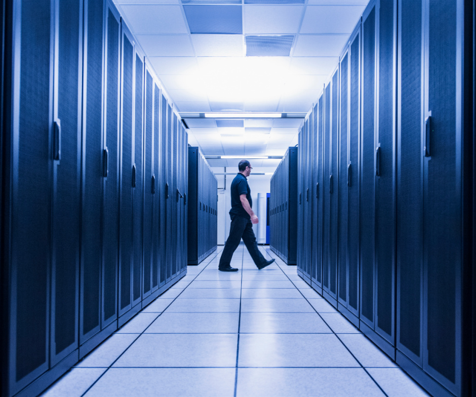 personne marchant dans un data center