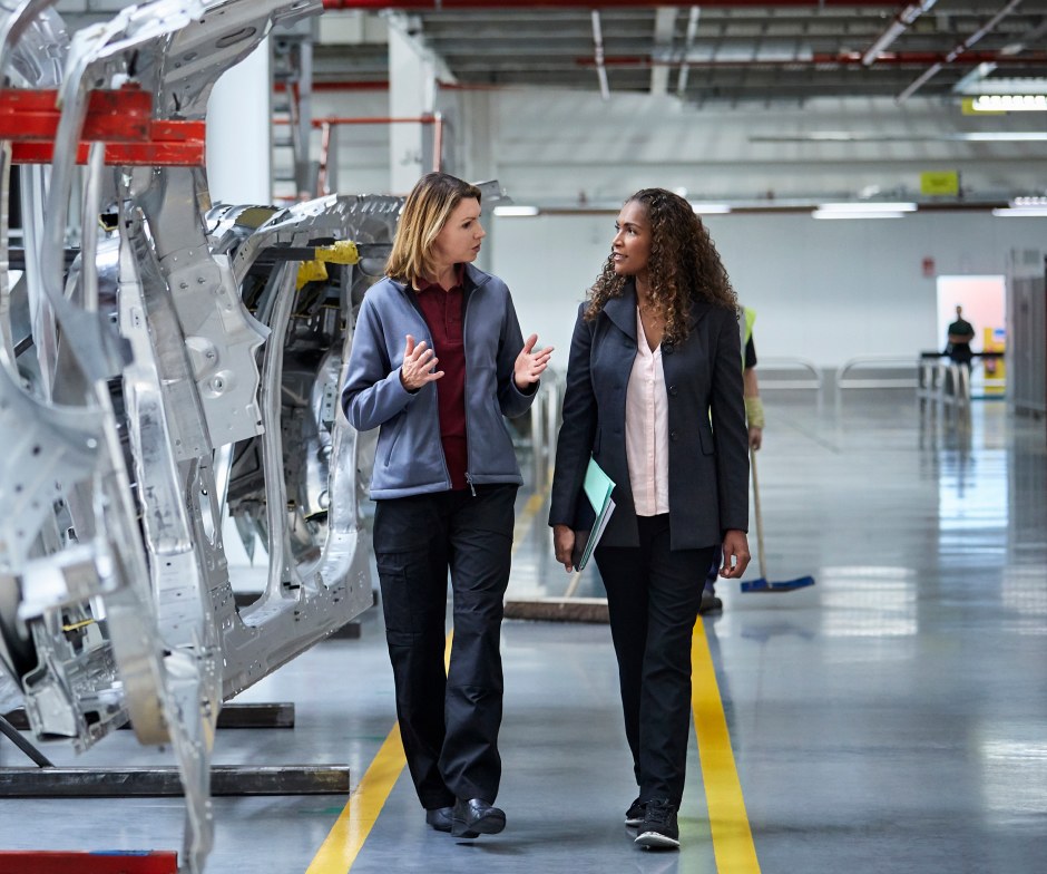 due donne lungo una linea di assemblaggio