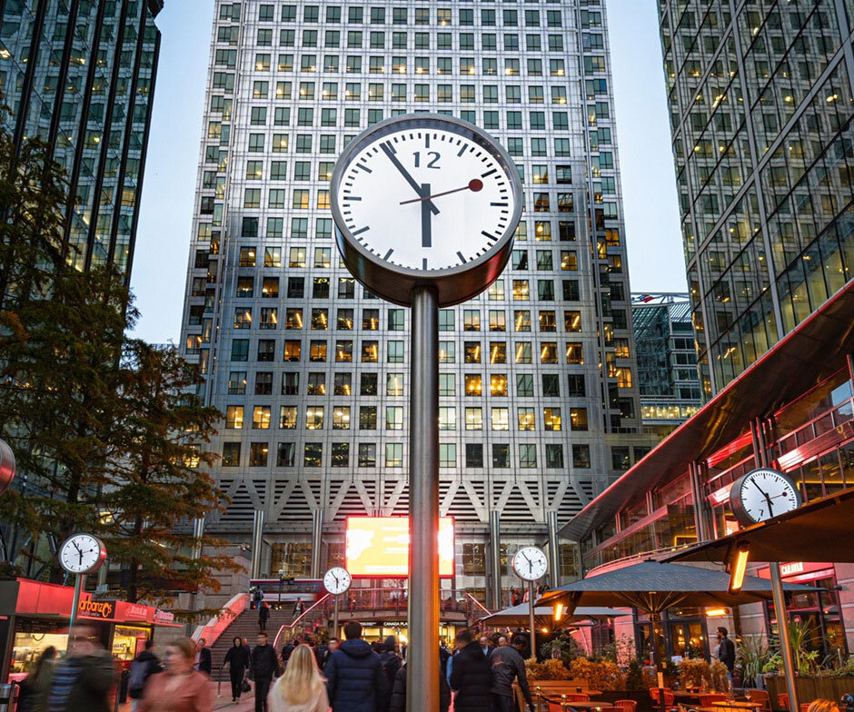 Torre dell'Orologio al centro di enormi edifici